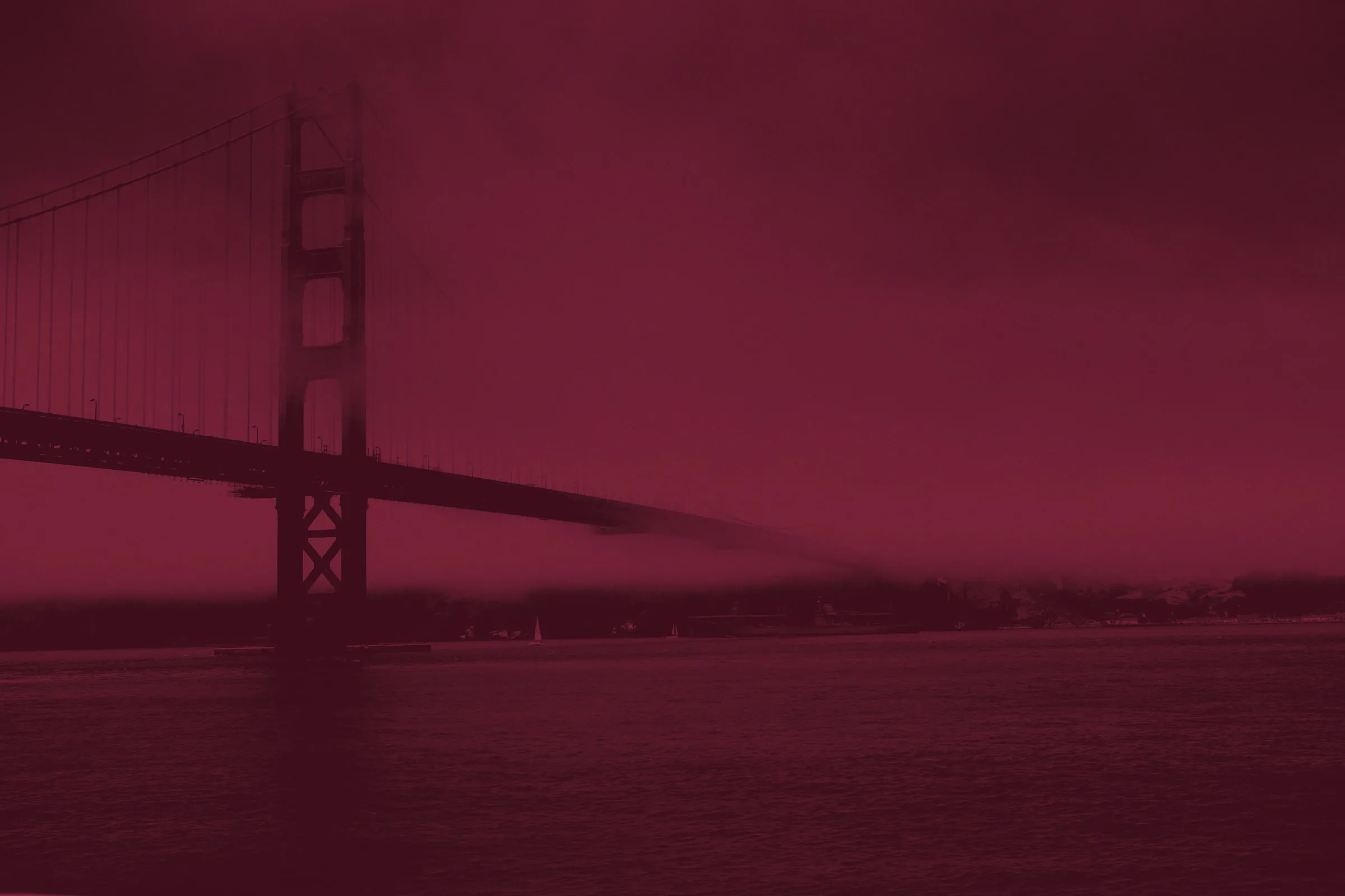 Die Golden Gate Bridge, ihr Pfeiler steht im Nebel über dem Wasser